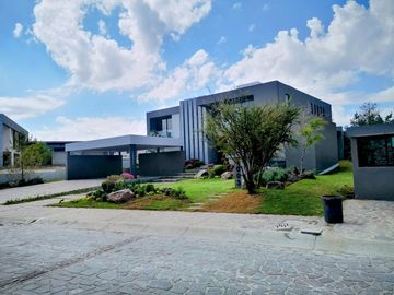 VENDO CASA DE 4 RECAMARAS EN EL BOSQUE COUNTRY CLUB NUEVA Y COLINDA CAMPO D GOLF