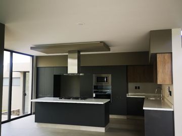 VENDO CASA DE 4 RECAMARAS EN EL BOSQUE COUNTRY CLUB NUEVA Y COLINDA CAMPO D GOLF