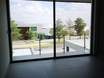 VENDO CASA DE 4 RECAMARAS EN EL BOSQUE COUNTRY CLUB NUEVA Y COLINDA CAMPO D GOLF