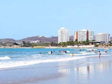Se Vende Amplia casa en Playas
