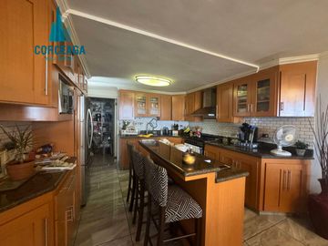 VENTA DE CASA EN COLINAS DE AGUA CALIENTE ZONA DORADA