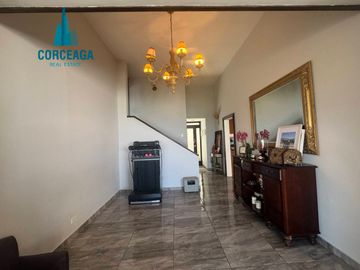 VENTA DE CASA EN COLINAS DE AGUA CALIENTE ZONA DORADA