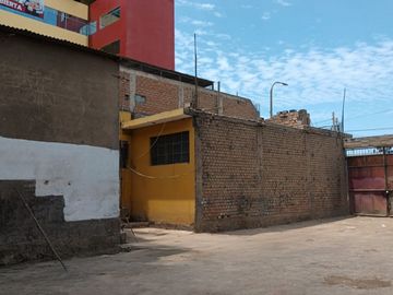 VENTA LOCAL COMERCIAL COMO TERRENO - AV. UNIVERSITARIA CON CARLOS IZAGUIRRE