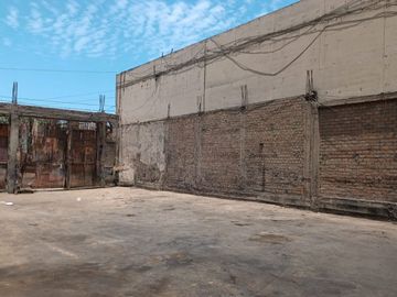 VENTA LOCAL COMERCIAL COMO TERRENO - AV. UNIVERSITARIA CON CARLOS IZAGUIRRE