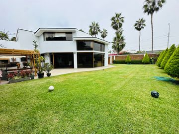 Linda casa  con amplio  jardín y 4 dormitorios  🏡💙