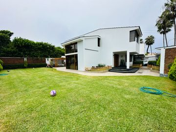 Linda casa  con amplio  jardín y 4 dormitorios  🏡💙