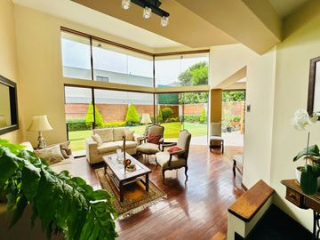 Linda casa  con amplio  jardín y 4 dormitorios  🏡💙
