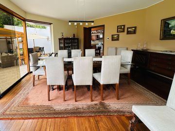 Linda casa  con amplio  jardín y 4 dormitorios  🏡💙