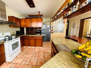 Linda casa  con amplio  jardín y 4 dormitorios  🏡💙
