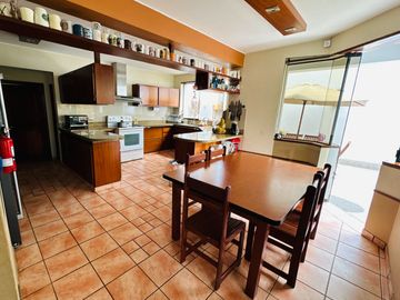 Linda casa  con amplio  jardín y 4 dormitorios  🏡💙