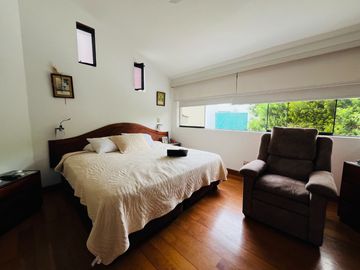 Linda casa  con amplio  jardín y 4 dormitorios  🏡💙