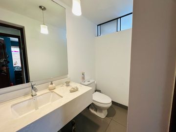 Linda casa  con amplio  jardín y 4 dormitorios  🏡💙