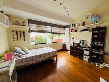 Linda casa  con amplio  jardín y 4 dormitorios  🏡💙