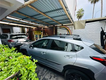 Linda casa  con amplio  jardín y 4 dormitorios  🏡💙