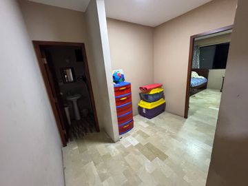 Se vende casa de 5 dormitorios en Urb. Ciudad celeste de la vía Samborondón.