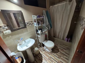 Se vende casa de 5 dormitorios en Urb. Ciudad celeste de la vía Samborondón.