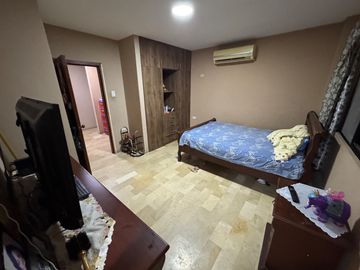 Se vende casa de 5 dormitorios en Urb. Ciudad celeste de la vía Samborondón.