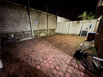 Se vende casa de 5 dormitorios en Urb. Ciudad celeste de la vía Samborondón.