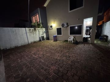 Se vende casa de 5 dormitorios en Urb. Ciudad celeste de la vía Samborondón.