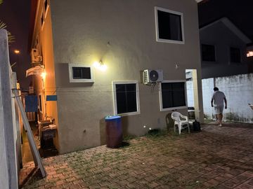 Se vende casa de 5 dormitorios en Urb. Ciudad celeste de la vía Samborondón.