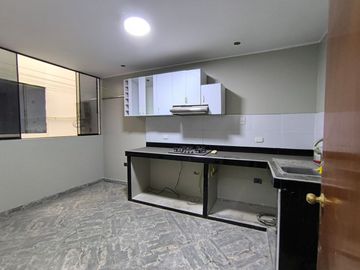 ¡Venta De Amplio Departamento Remodelado En Comas !