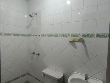¡Venta De Amplio Departamento Remodelado En Comas !