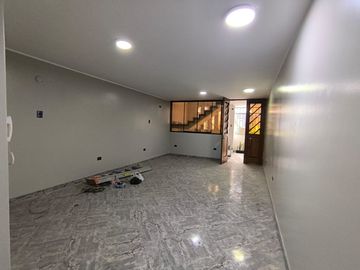 ¡Venta De Amplio Departamento Remodelado En Comas !