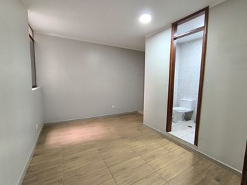 ¡Venta De Amplio Departamento Remodelado En Comas En 3Er Piso !