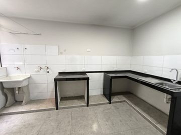 ¡Venta De Amplio Departamento Remodelado En Comas En 3Er Piso !