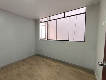 ¡Venta De Amplio Departamento Remodelado En Comas En 3Er Piso !