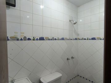¡Venta De Amplio Departamento Remodelado En Comas En 3Er Piso !