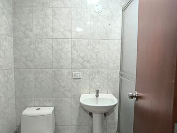 ¡Venta De Amplio Departamento Remodelado En Comas En 3Er Piso !
