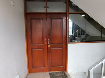 ¡Venta De Amplio Departamento Remodelado En Comas En 3Er Piso !