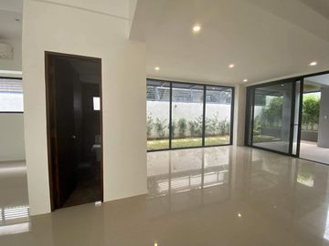 Pentagon House For Sale 0926-755----