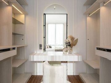 A super luxurious 3bed 3bath pet-friendly condo for rent/ sale at Muniq Langsuan in a such a prime location as Chidlom