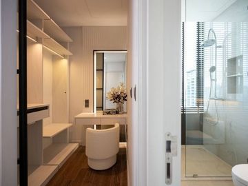 A super luxurious 3bed 3bath pet-friendly condo for rent/ sale at Muniq Langsuan in a such a prime location as Chidlom