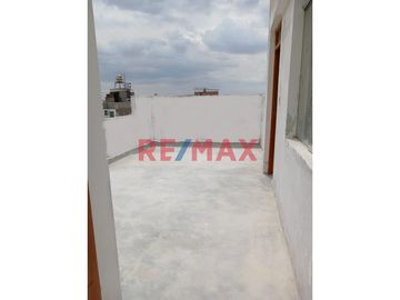 Hermosa Casa De 3 Pisos En Alquiler Con Cochera // ID: 1128536