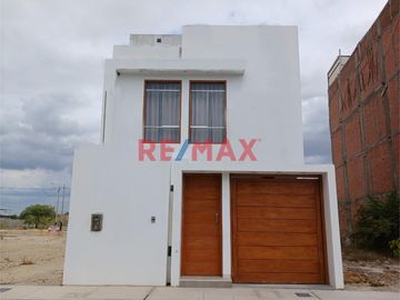 Hermosa Casa De 3 Pisos En Alquiler Con Cochera // ID: 1128536