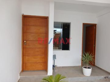 Hermosa Casa De 3 Pisos En Alquiler Con Cochera // ID: 1128536