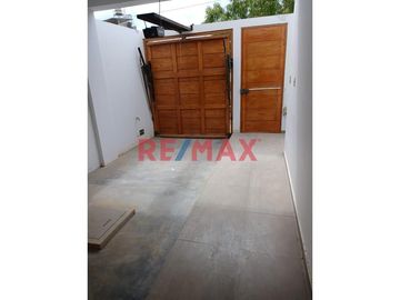 Hermosa Casa De 3 Pisos En Alquiler Con Cochera // ID: 1128536