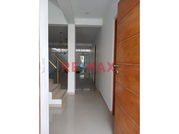 Hermosa Casa De 3 Pisos En Alquiler Con Cochera // ID: 1128536