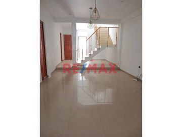 Hermosa Casa De 3 Pisos En Alquiler Con Cochera // ID: 1128536