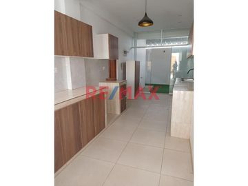 Hermosa Casa De 3 Pisos En Alquiler Con Cochera // ID: 1128536