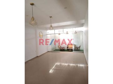 Hermosa Casa De 3 Pisos En Alquiler Con Cochera // ID: 1128536