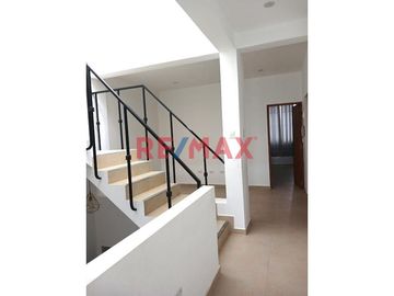 Hermosa Casa De 3 Pisos En Alquiler Con Cochera // ID: 1128536