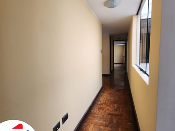 VENDO lindo y amplio departamento a la altura de la Plaza de Cayma
