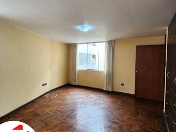 VENDO lindo y amplio departamento a la altura de la Plaza de Cayma