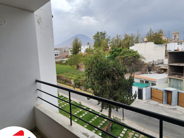 VENDO lindo y amplio departamento a la altura de la Plaza de Cayma