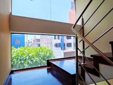 EN VENTA MODERNA CASA EN ESQUINA DE 4 NIVELES CON LINDOS ACABADOS EN JLBYR