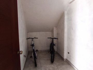 EN VENTA MODERNA CASA EN ESQUINA DE 4 NIVELES CON LINDOS ACABADOS EN JLBYR